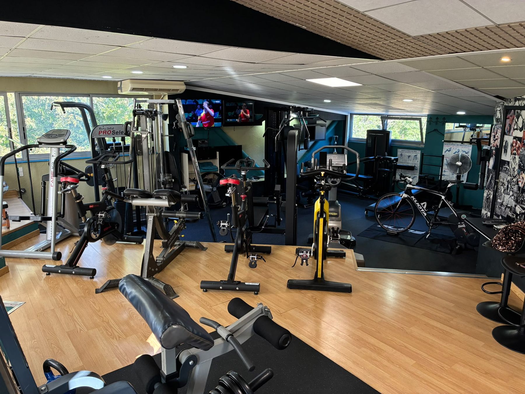 Vue d’ensemble du plateau cardio et musculation
