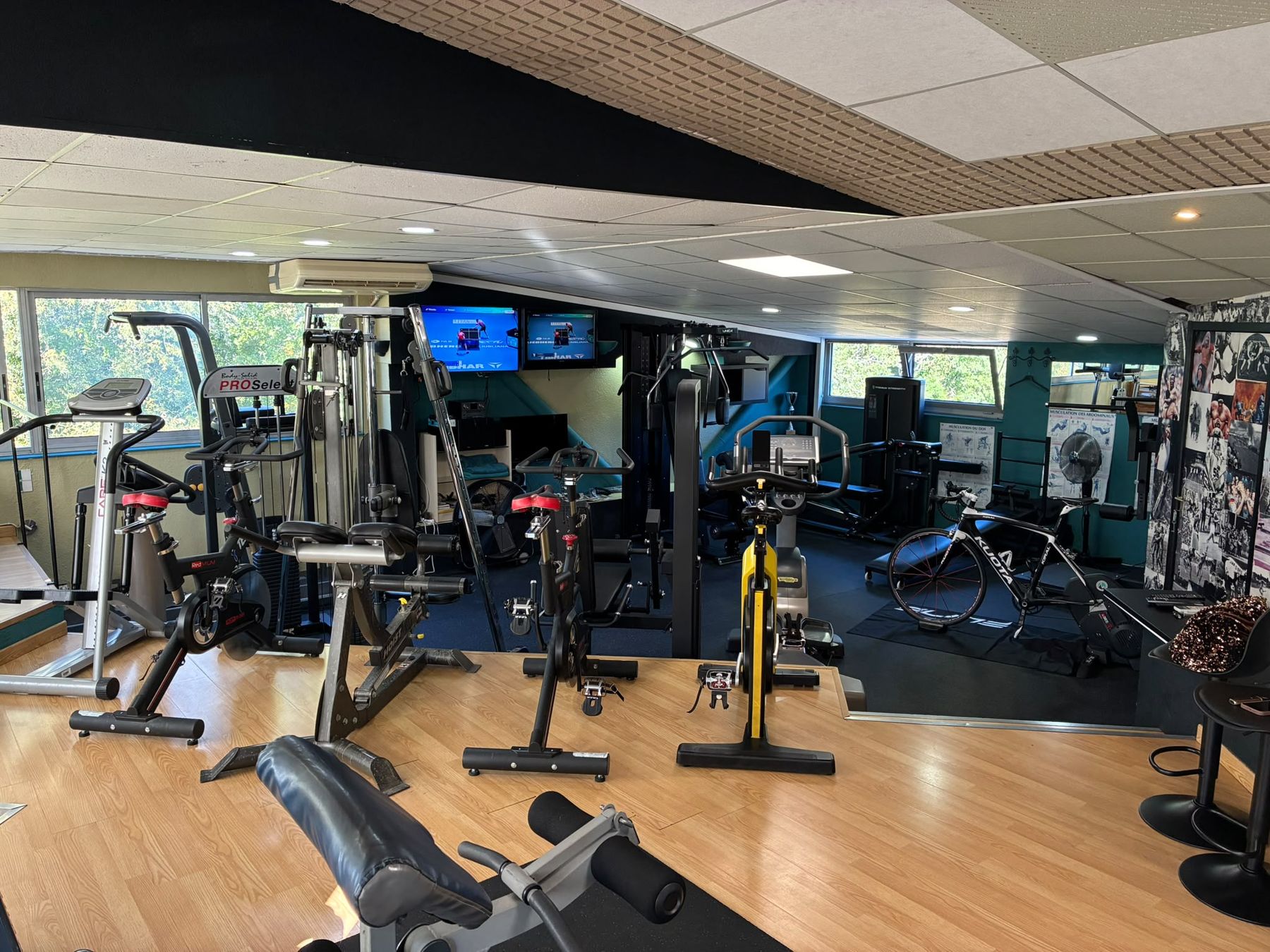 Plateau cardio et musculation de Cadence Coaching avec vélos, machines guidées et bancs